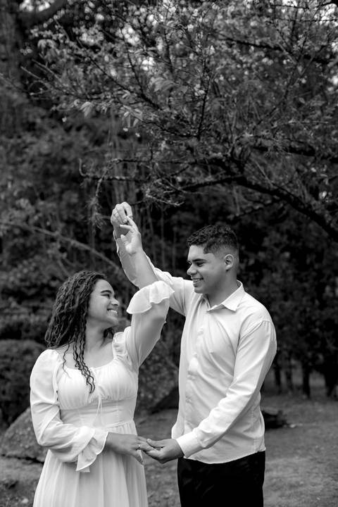 As melhores ideias e inspirações criativas de fotos de ensaio pré casamento registradas por fotógrafos profissionais de eventos da empresa Criativus Foto e Vídeo no Parque de Barueri - SP'