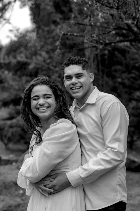 As melhores ideias e inspirações criativas de fotos de ensaio pré casamento registradas por fotógrafos profissionais de eventos da empresa Criativus Foto e Vídeo no Parque de Barueri - SP'