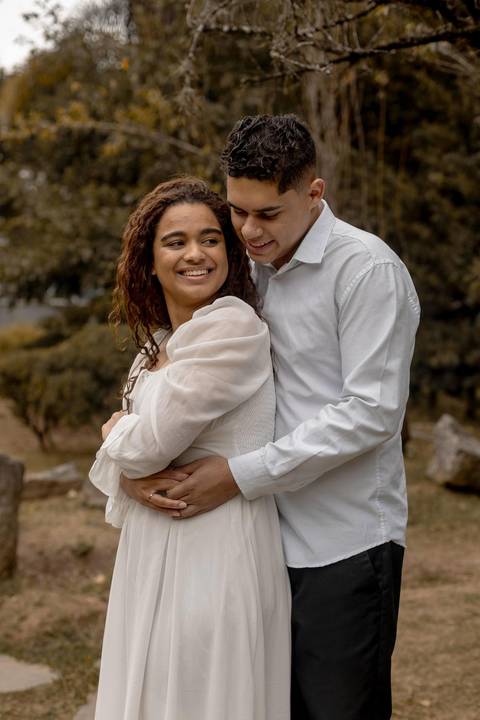 As melhores ideias e inspirações criativas de fotos de ensaio pré casamento registradas por fotógrafos profissionais de eventos da empresa Criativus Foto e Vídeo no Parque de Barueri - SP'