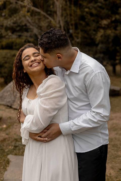 As melhores ideias e inspirações criativas de fotos de ensaio pré casamento registradas por fotógrafos profissionais de eventos da empresa Criativus Foto e Vídeo no Parque de Barueri - SP'