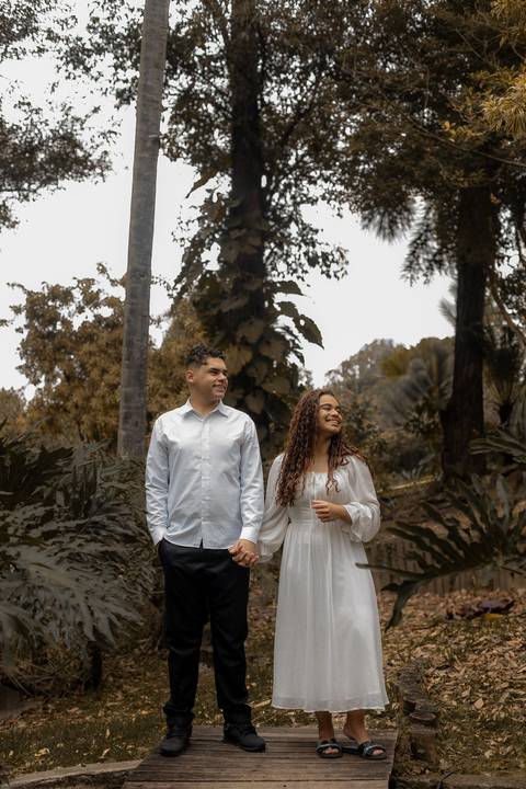 As melhores ideias e inspirações criativas de fotos de ensaio pré casamento registradas por fotógrafos profissionais de eventos da empresa Criativus Foto e Vídeo no Parque de Barueri - SP'