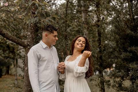 As melhores ideias e inspirações criativas de fotos de ensaio pré casamento registradas por fotógrafos profissionais de eventos da empresa Criativus Foto e Vídeo no Parque de Barueri - SP'