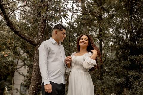 As melhores ideias e inspirações criativas de fotos de ensaio pré casamento registradas por fotógrafos profissionais de eventos da empresa Criativus Foto e Vídeo no Parque de Barueri - SP'