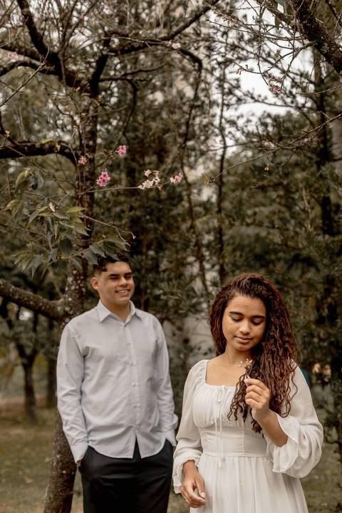 As melhores ideias e inspirações criativas de fotos de ensaio pré casamento registradas por fotógrafos profissionais de eventos da empresa Criativus Foto e Vídeo no Parque de Barueri - SP'