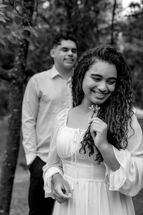 As melhores ideias e inspirações criativas de fotos de ensaio pré casamento registradas por fotógrafos profissionais de eventos da empresa Criativus Foto e Vídeo no Parque de Barueri - SP'