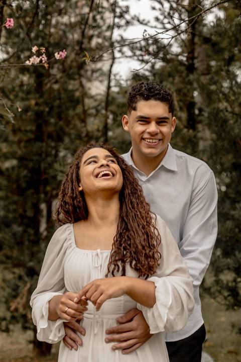 As melhores ideias e inspirações criativas de fotos de ensaio pré casamento registradas por fotógrafos profissionais de eventos da empresa Criativus Foto e Vídeo no Parque de Barueri - SP'