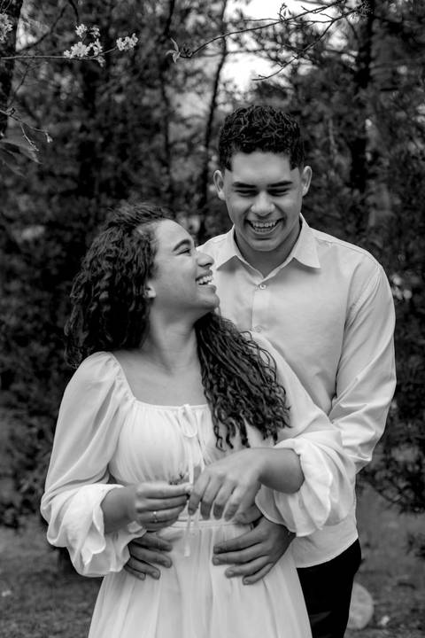 As melhores ideias e inspirações criativas de fotos de ensaio pré casamento registradas por fotógrafos profissionais de eventos da empresa Criativus Foto e Vídeo no Parque de Barueri - SP'