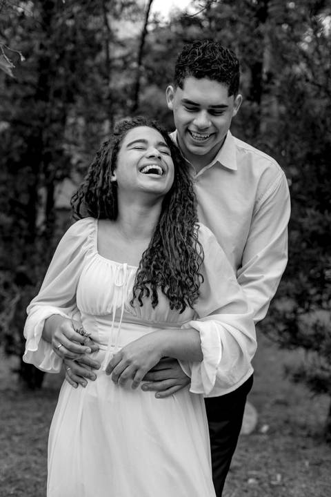 As melhores ideias e inspirações criativas de fotos de ensaio pré casamento registradas por fotógrafos profissionais de eventos da empresa Criativus Foto e Vídeo no Parque de Barueri - SP'