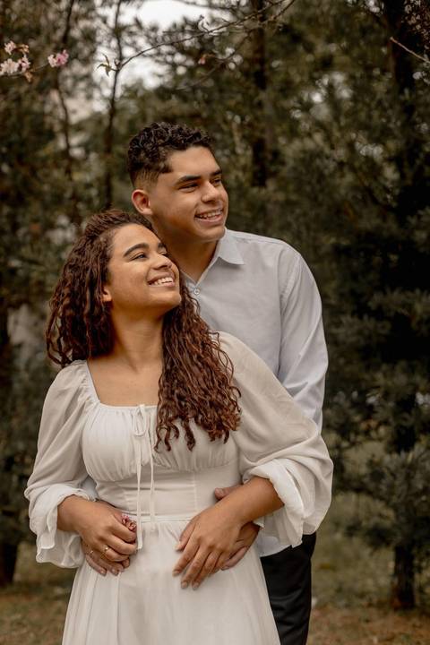 As melhores ideias e inspirações criativas de fotos de ensaio pré casamento registradas por fotógrafos profissionais de eventos da empresa Criativus Foto e Vídeo no Parque de Barueri - SP'