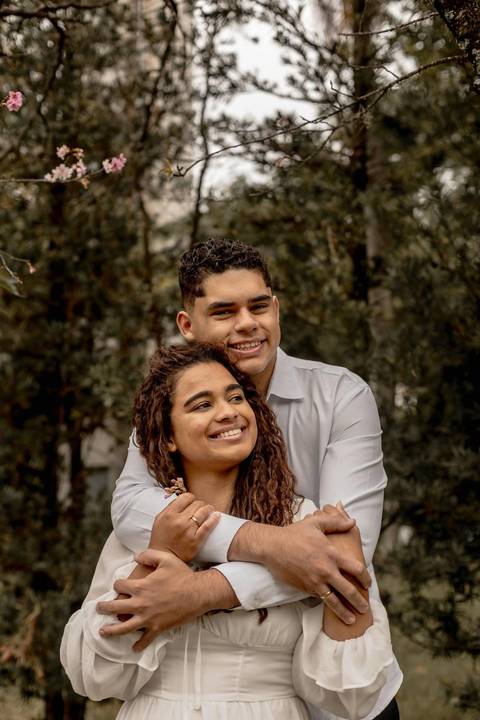 As melhores ideias e inspirações criativas de fotos de ensaio pré casamento registradas por fotógrafos profissionais de eventos da empresa Criativus Foto e Vídeo no Parque de Barueri - SP'