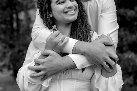 As melhores ideias e inspirações criativas de fotos de ensaio pré casamento registradas por fotógrafos profissionais de eventos da empresa Criativus Foto e Vídeo no Parque de Barueri - SP'