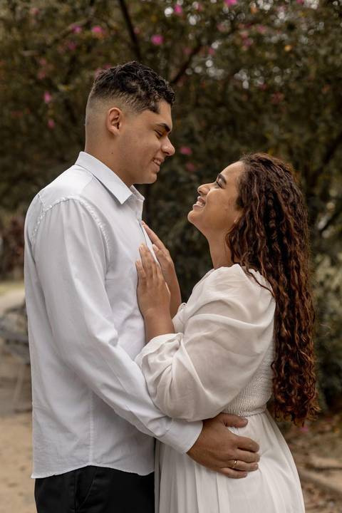 As melhores ideias e inspirações criativas de fotos de ensaio pré casamento registradas por fotógrafos profissionais de eventos da empresa Criativus Foto e Vídeo no Parque de Barueri - SP'