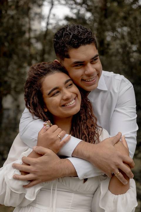 As melhores ideias e inspirações criativas de fotos de ensaio pré casamento registradas por fotógrafos profissionais de eventos da empresa Criativus Foto e Vídeo no Parque de Barueri - SP'