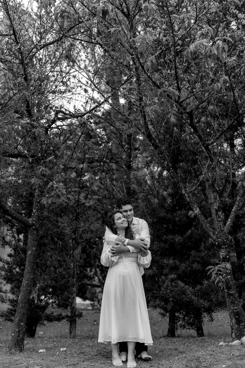 As melhores ideias e inspirações criativas de fotos de ensaio pré casamento registradas por fotógrafos profissionais de eventos da empresa Criativus Foto e Vídeo no Parque de Barueri - SP'