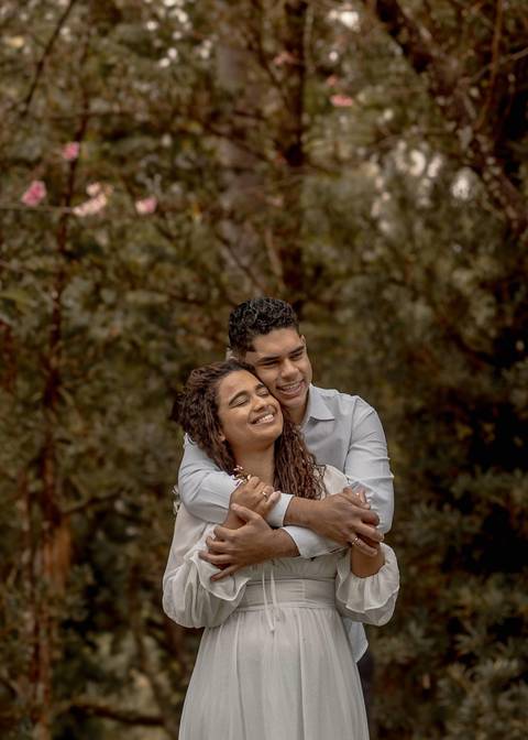 As melhores ideias e inspirações criativas de fotos de ensaio pré casamento registradas por fotógrafos profissionais de eventos da empresa Criativus Foto e Vídeo no Parque de Barueri - SP'