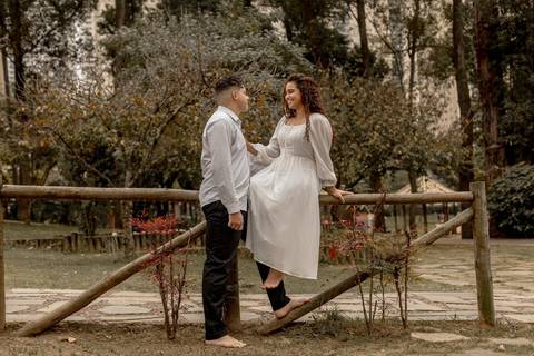 As melhores ideias e inspirações criativas de fotos de ensaio pré casamento registradas por fotógrafos profissionais de eventos da empresa Criativus Foto e Vídeo no Parque de Barueri - SP'