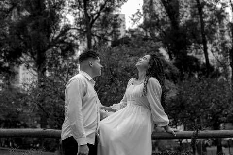As melhores ideias e inspirações criativas de fotos de ensaio pré casamento registradas por fotógrafos profissionais de eventos da empresa Criativus Foto e Vídeo no Parque de Barueri - SP'