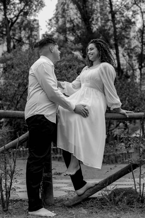 As melhores ideias e inspirações criativas de fotos de ensaio pré casamento registradas por fotógrafos profissionais de eventos da empresa Criativus Foto e Vídeo no Parque de Barueri - SP'