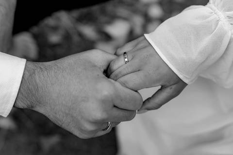 As melhores ideias e inspirações criativas de fotos de ensaio pré casamento registradas por fotógrafos profissionais de eventos da empresa Criativus Foto e Vídeo no Parque de Barueri - SP'