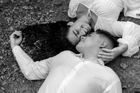 As melhores ideias e inspirações criativas de fotos de ensaio pré casamento registradas por fotógrafos profissionais de eventos da empresa Criativus Foto e Vídeo no Parque de Barueri - SP'