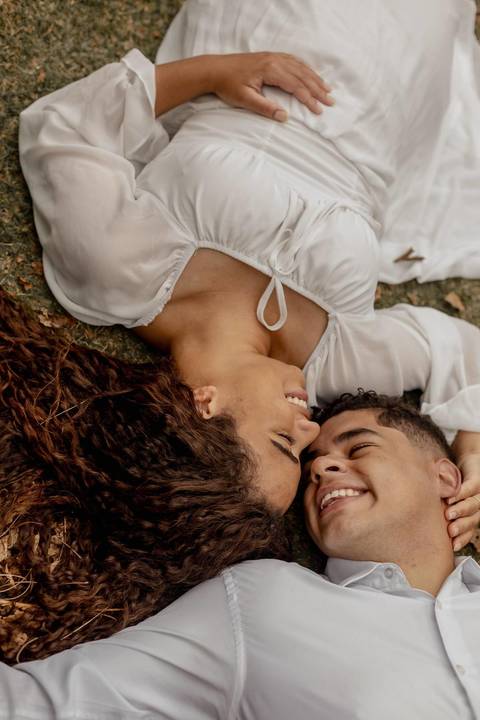 As melhores ideias e inspirações criativas de fotos de ensaio pré casamento registradas por fotógrafos profissionais de eventos da empresa Criativus Foto e Vídeo no Parque de Barueri - SP'