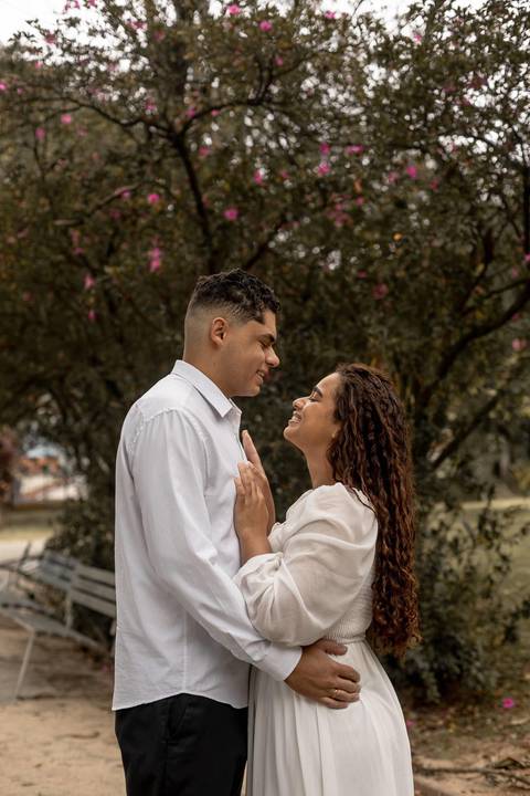 As melhores ideias e inspirações criativas de fotos de ensaio pré casamento registradas por fotógrafos profissionais de eventos da empresa Criativus Foto e Vídeo no Parque de Barueri - SP'