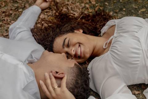 As melhores ideias e inspirações criativas de fotos de ensaio pré casamento registradas por fotógrafos profissionais de eventos da empresa Criativus Foto e Vídeo no Parque de Barueri - SP'