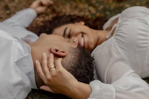 As melhores ideias e inspirações criativas de fotos de ensaio pré casamento registradas por fotógrafos profissionais de eventos da empresa Criativus Foto e Vídeo no Parque de Barueri - SP'