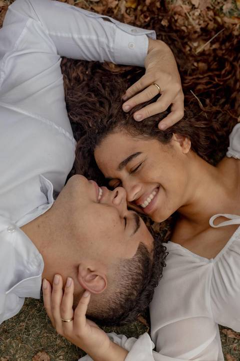 As melhores ideias e inspirações criativas de fotos de ensaio pré casamento registradas por fotógrafos profissionais de eventos da empresa Criativus Foto e Vídeo no Parque de Barueri - SP'