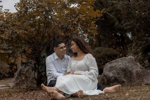 As melhores ideias e inspirações criativas de fotos de ensaio pré casamento registradas por fotógrafos profissionais de eventos da empresa Criativus Foto e Vídeo no Parque de Barueri - SP'