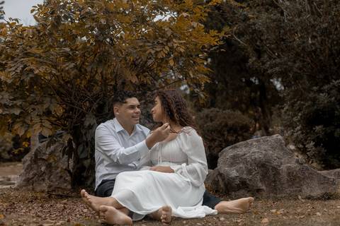 As melhores ideias e inspirações criativas de fotos de ensaio pré casamento registradas por fotógrafos profissionais de eventos da empresa Criativus Foto e Vídeo no Parque de Barueri - SP'