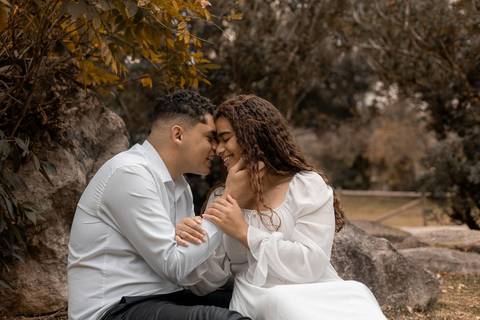 As melhores ideias e inspirações criativas de fotos de ensaio pré casamento registradas por fotógrafos profissionais de eventos da empresa Criativus Foto e Vídeo no Parque de Barueri - SP'