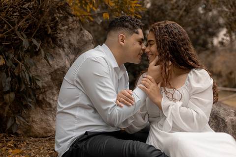 As melhores ideias e inspirações criativas de fotos de ensaio pré casamento registradas por fotógrafos profissionais de eventos da empresa Criativus Foto e Vídeo no Parque de Barueri - SP'