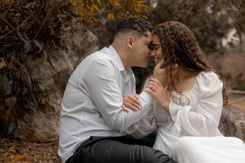 As melhores ideias e inspirações criativas de fotos de ensaio pré casamento registradas por fotógrafos profissionais de eventos da empresa Criativus Foto e Vídeo no Parque de Barueri - SP'