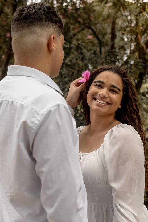 As melhores ideias e inspirações criativas de fotos de ensaio pré casamento registradas por fotógrafos profissionais de eventos da empresa Criativus Foto e Vídeo no Parque de Barueri - SP'