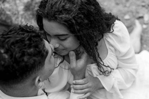 As melhores ideias e inspirações criativas de fotos de ensaio pré casamento registradas por fotógrafos profissionais de eventos da empresa Criativus Foto e Vídeo no Parque de Barueri - SP'