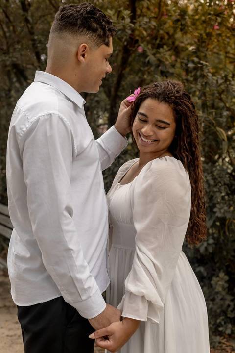 As melhores ideias e inspirações criativas de fotos de ensaio pré casamento registradas por fotógrafos profissionais de eventos da empresa Criativus Foto e Vídeo no Parque de Barueri - SP'