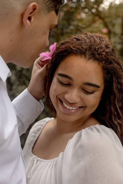 As melhores ideias e inspirações criativas de fotos de ensaio pré casamento registradas por fotógrafos profissionais de eventos da empresa Criativus Foto e Vídeo no Parque de Barueri - SP'
