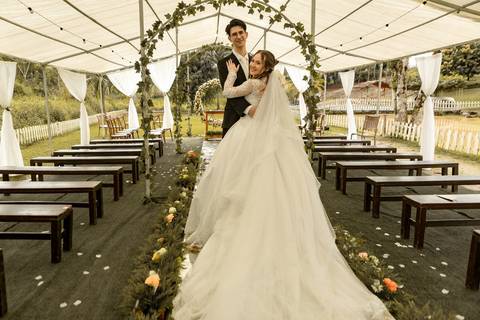 As melhores ideias e inspirações criativas de fotos de casamento registradas por fotógrafos profissionais de eventos da empresa Criativus Foto e Vídeo no Espaço Recanto Premier'