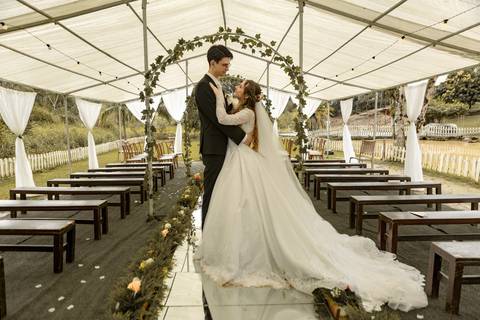 As melhores ideias e inspirações criativas de fotos de casamento registradas por fotógrafos profissionais de eventos da empresa Criativus Foto e Vídeo no Espaço Recanto Premier'