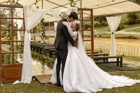 As melhores ideias e inspirações criativas de fotos de casamento registradas por fotógrafos profissionais de eventos da empresa Criativus Foto e Vídeo no Espaço Recanto Premier'