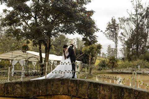 As melhores ideias e inspirações criativas de fotos de casamento registradas por fotógrafos profissionais de eventos da empresa Criativus Foto e Vídeo no Espaço Recanto Premier'