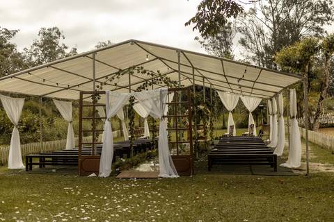 As melhores ideias e inspirações criativas de fotos de casamento registradas por fotógrafos profissionais de eventos da empresa Criativus Foto e Vídeo no Espaço Recanto Premier'