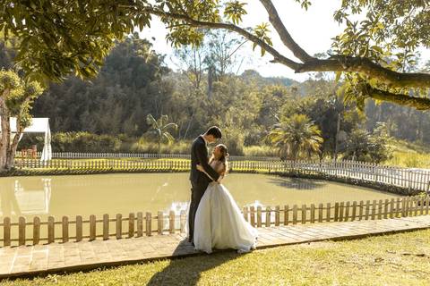 As melhores ideias e inspirações criativas de fotos de casamento registradas por fotógrafos profissionais de eventos da empresa Criativus Foto e Vídeo no Espaço Recanto Premier'