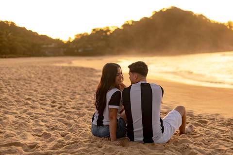 As melhores ideias e inspirações criativas de fotos de ensaio pré casamento registradas por fotógrafos profissionais de eventos da empresa Criativus Foto e Vídeo na Praia São Pedro - Guarujá '