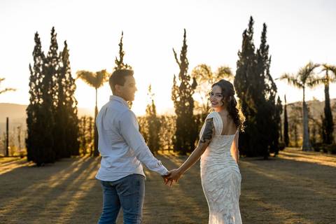 As melhores ideias e inspirações criativas de fotos de ensaio pré casamento registradas por fotógrafos profissionais de eventos da empresa Criativus Foto e Vídeo na Villa Hotel Dangelo'