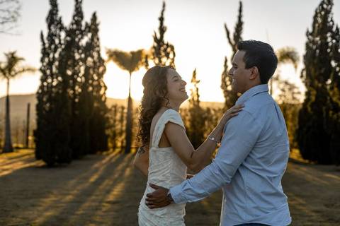 As melhores ideias e inspirações criativas de fotos de ensaio pré casamento registradas por fotógrafos profissionais de eventos da empresa Criativus Foto e Vídeo na Villa Hotel Dangelo'