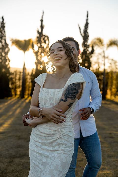 As melhores ideias e inspirações criativas de fotos de ensaio pré casamento registradas por fotógrafos profissionais de eventos da empresa Criativus Foto e Vídeo na Villa Hotel Dangelo'