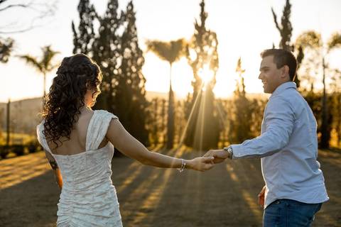 As melhores ideias e inspirações criativas de fotos de ensaio pré casamento registradas por fotógrafos profissionais de eventos da empresa Criativus Foto e Vídeo na Villa Hotel Dangelo'