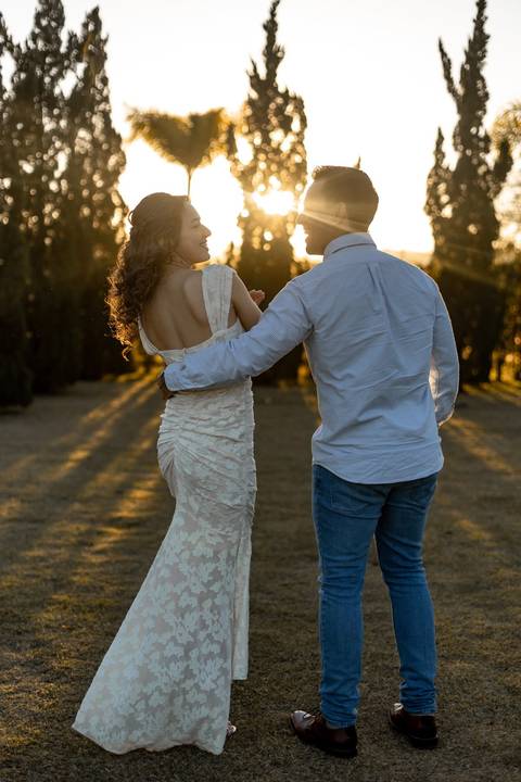 As melhores ideias e inspirações criativas de fotos de ensaio pré casamento registradas por fotógrafos profissionais de eventos da empresa Criativus Foto e Vídeo na Villa Hotel Dangelo'